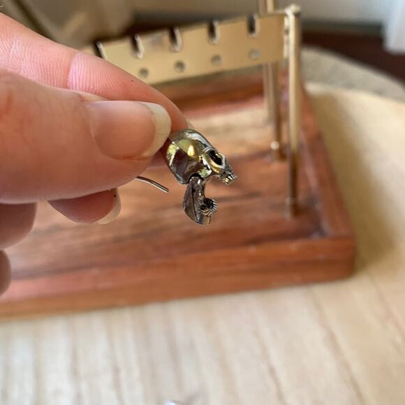 💀 Metallic Skull Dangle Earrings Silver Tone Goth Punk Halloween Vibes - Picture 6 of 6